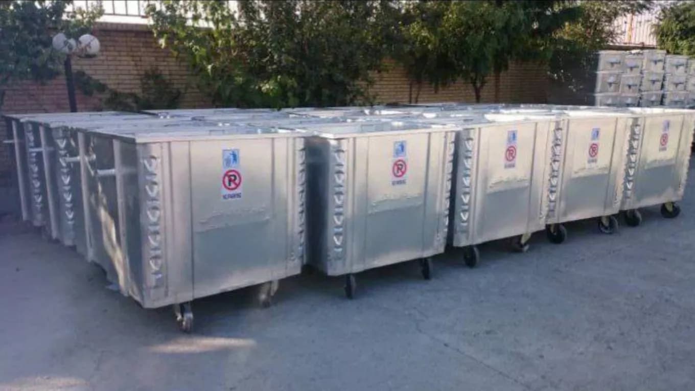 Büyük mekanize demir çöp kutusu