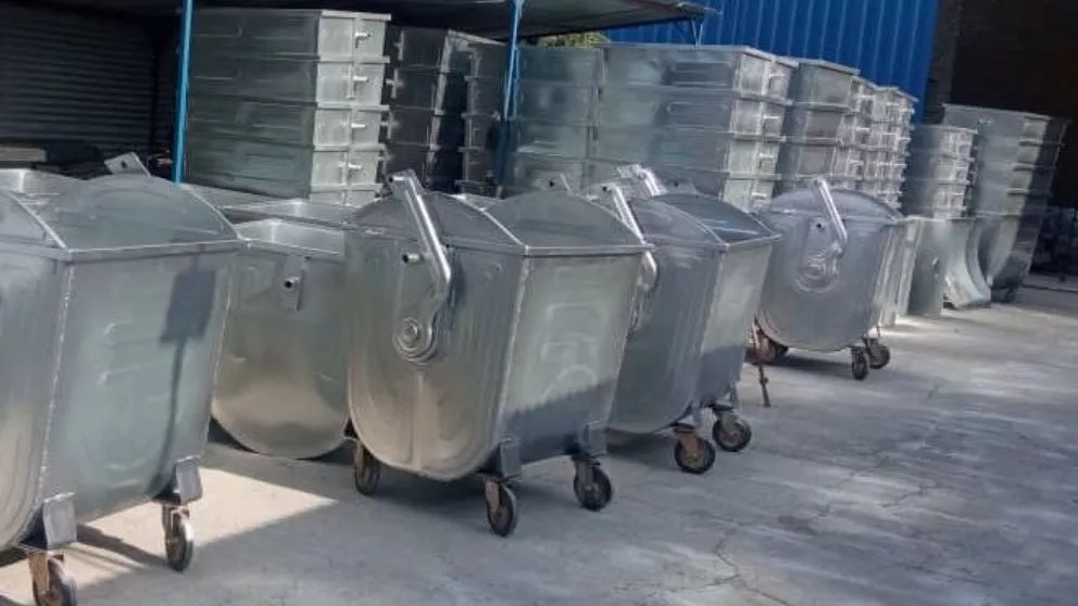 Large iron trash can Large iron trash can
